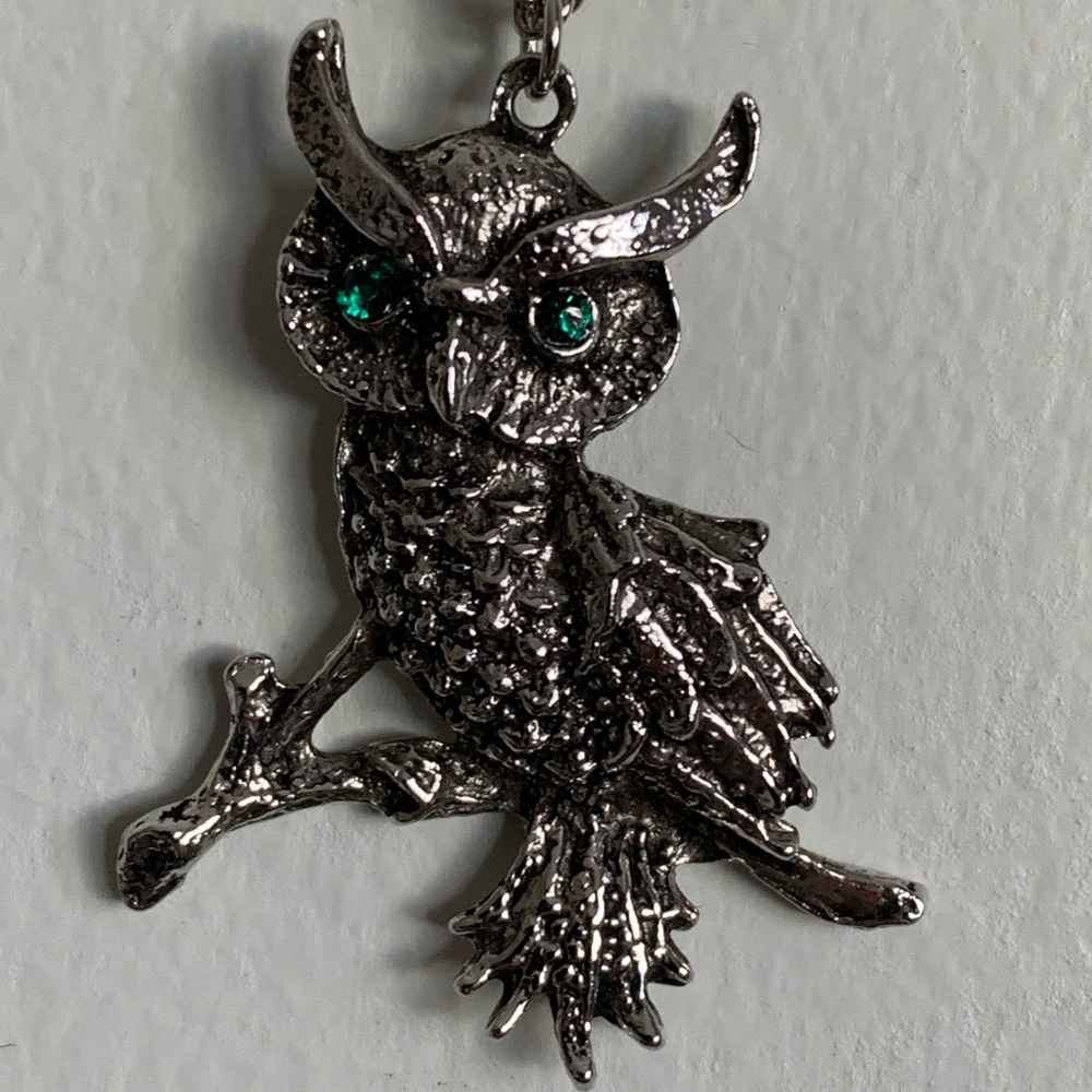 New vintage horned owl  Bird pendant necklace (green eyes, silver)